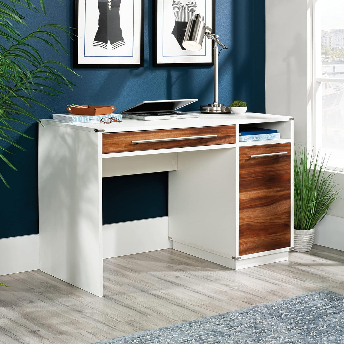 Pearl Oak Finish Desk Y636237